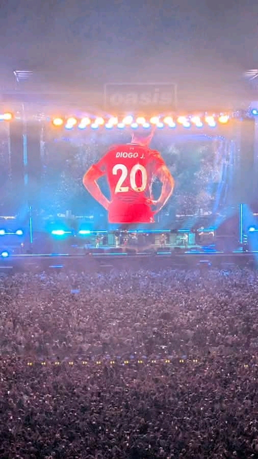 Tonight, Oasis returned back on stage for the first time since 15 years. During their song ‘Live Forever’ there was a tribute for Diogo Jota.